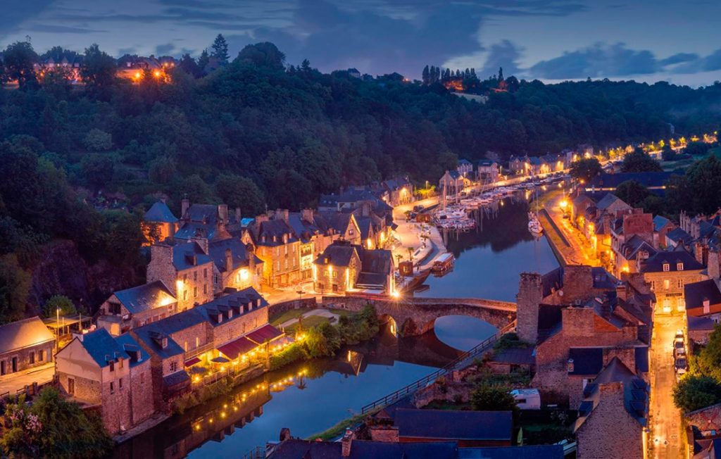 Vue de nuit sur le port de Dinan