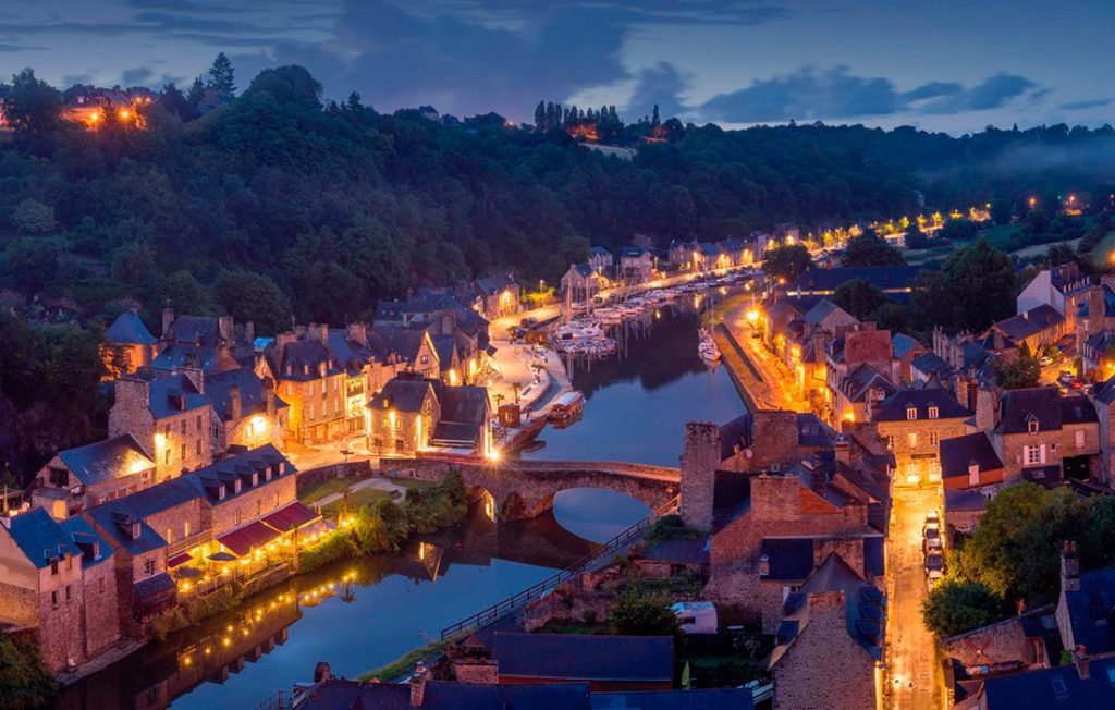 Vue de nuit de Dinan et de la rivière