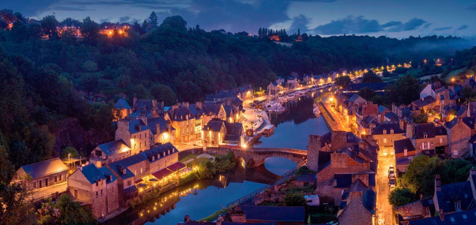 Vue sur le port de Dinan la nuit