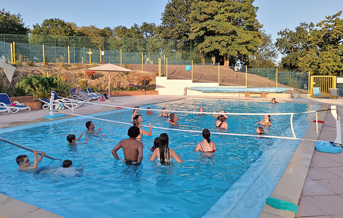 Enfants jouant au water polo dans la piscine du camping La Hallerais