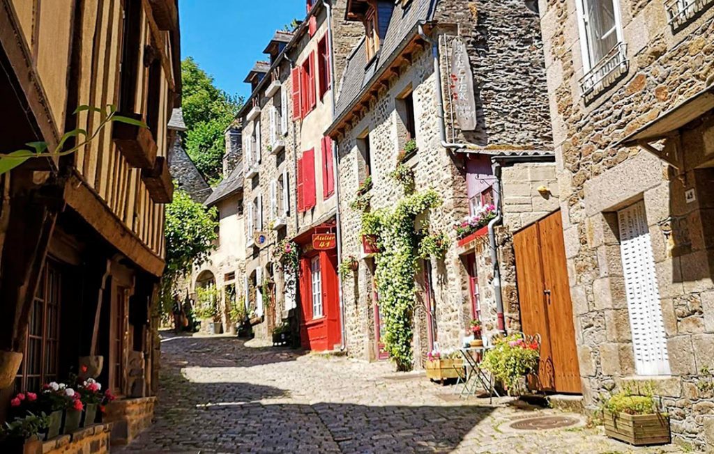 Rue du vieux Dinan avec maisons traditionnelles en pierre