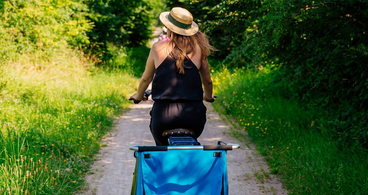 Femme à vélo sur un sentier