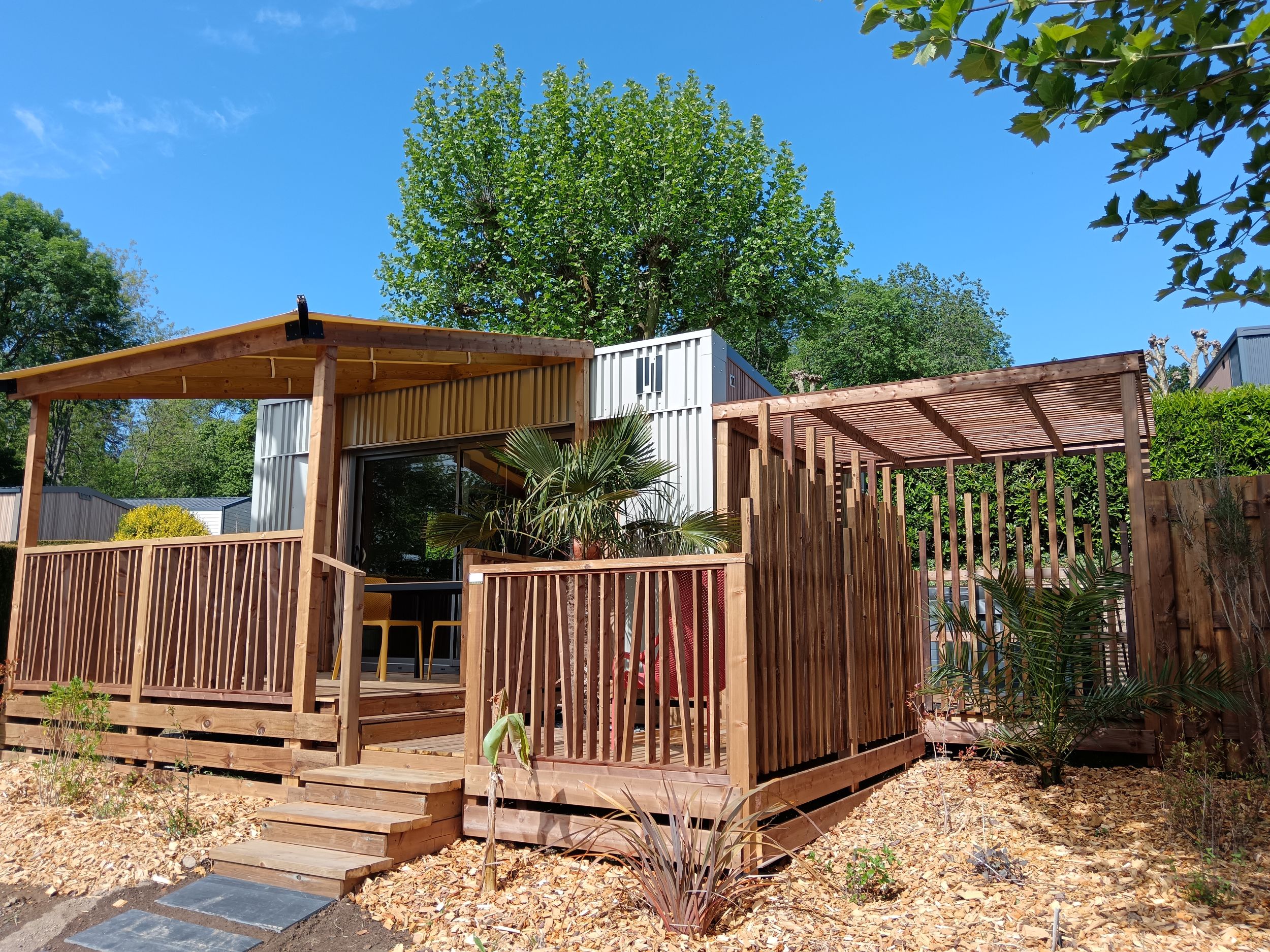 Villa de prestige avec terrasse et pergola au camping de luxe La Hallerais en Bretagne
