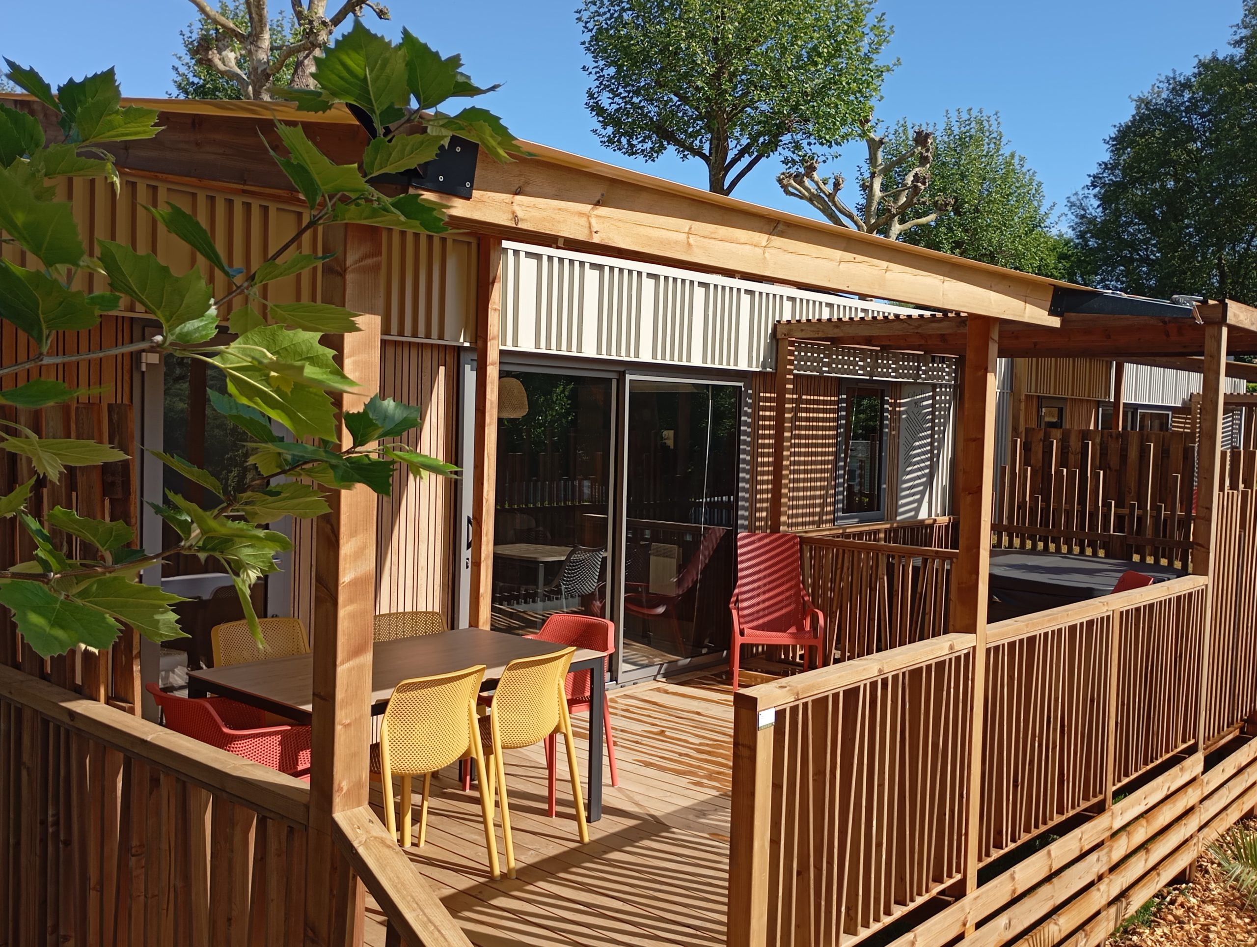 Terrasse et spa privatif d’une villa haut de gamme du camping La Hallerais dans les Côtes d’Armor